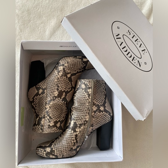 Steve Madden Pixie Embossed Rewind Snakeskin Snake Print Booties - Picture 5 of 5